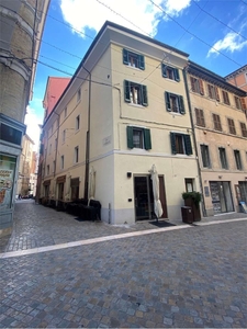 Quadrilocale ad Ancona, 2 bagni, arredato, 114 m², 1° piano in vendita