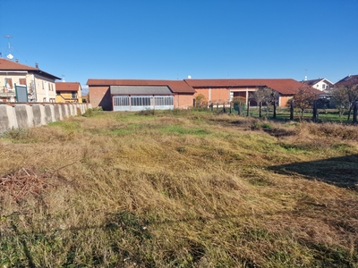 Terreno con giardino in via maestra, Chivasso