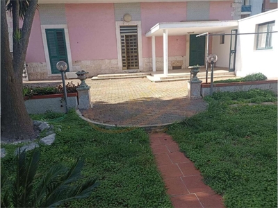 Villa a Castellana Grotte, 4 locali, 1 bagno, giardino privato, 120 m²