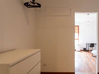 Camera in affitto in appartamento con 6 camere da letto a Milano