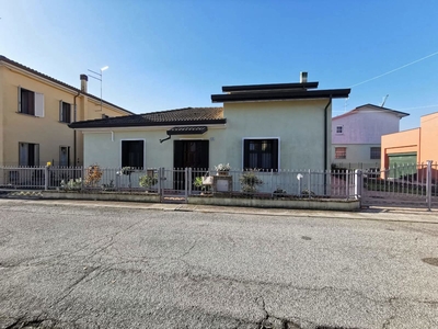 Casa indipendente con giardino a Cerea