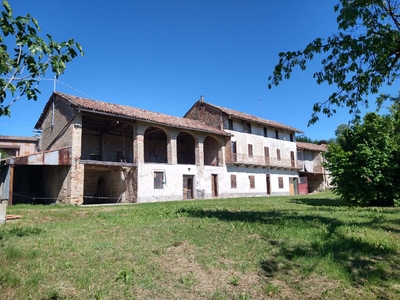 Cascinale con terreno privato, strada Monsimone, località Tuffo, Cocconato (AT)