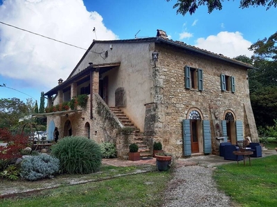 Affascinante Casale in Pietra con Giardino e Terreno in Vendita a Sarteano, Toscana