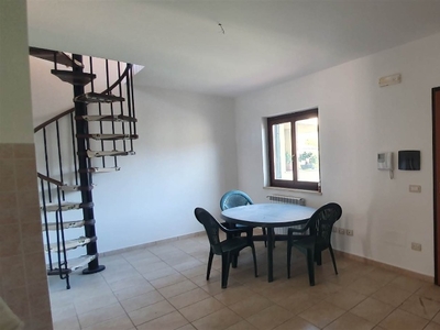 Quadrilocale in VIALE GIORGIOLI, Cave, 2 bagni, posto auto, 100 m²