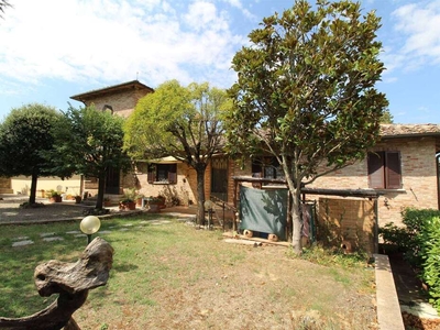 Ampia Porzione di Casale Leopoldino in Vendita a Castelnuovo Berardenga, Toscana