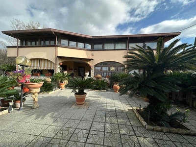 Villa a Castel Volturno, 11 locali, 4 bagni, giardino privato, 450 m²