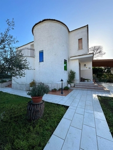 Villa a Castel Volturno, 5 locali, 3 bagni, giardino privato, 182 m²