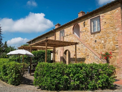 Accogliente rifugio con piscina e parcheggio, vicino alla città e al fiume