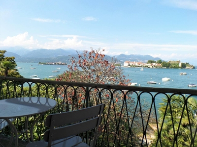Appartamento con balcone vicino al Lago Maggiore - WiFi/Doccia/Frigo