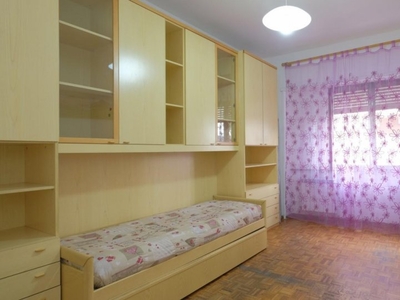 Camera in appartamento con 3 camere da letto in Appio Latino, Roma