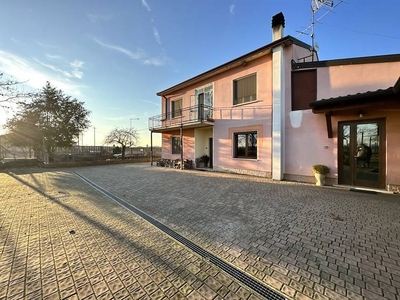Casa Indipendente in vendita a Bovolone, Bovolone, VR