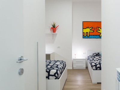 Letto in affitto in appartamento con 6 camere da letto a Milano