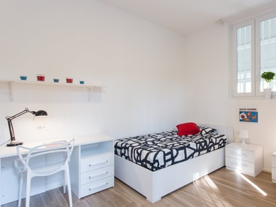 Letto in affitto in appartamento con 6 camere da letto a Milano