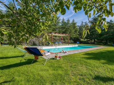 Tipico casale toscano con ampio giardino e grande piscina attrezzata