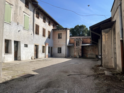 rustico / casale in vendita a Villafranca di Verona