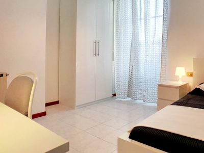Stanza ordinata in affitto in appartamento con 3 camere da letto a Navigli, Milano