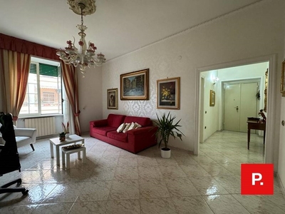 Appartamento in Vendita a Caserta, zona Centro, 150'000€, 100 m²