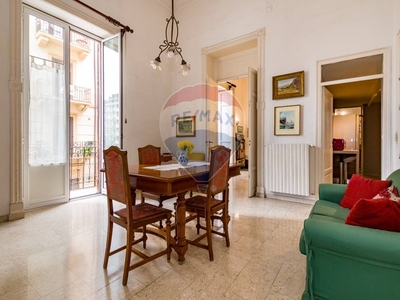 Appartamento in Vendita a Palermo, zona Porto, Borgo Vecchio, Roma, Cavour, 220'000€, 140 m²