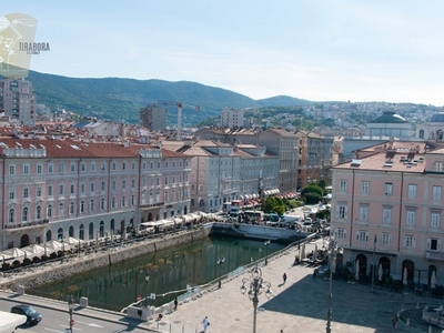 Appartamento in Vendita a Trieste, 890'000€, 202 m²