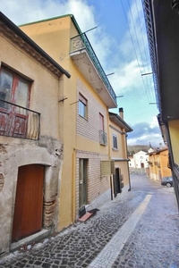 Casa indipendente in vendita a Castel Baronia
