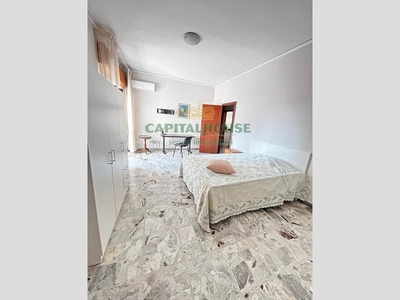 Casa Semi Indipendente in Affitto a Caserta, zona Lincoln, 360€, 110 m², arredato