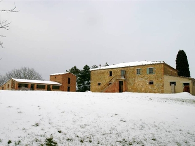 In Vendita: Podere Panoramico tra Pienza e Montepulciano, Toscana