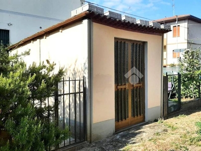 Garage in vendita a Prato via Attilio Spano, 37