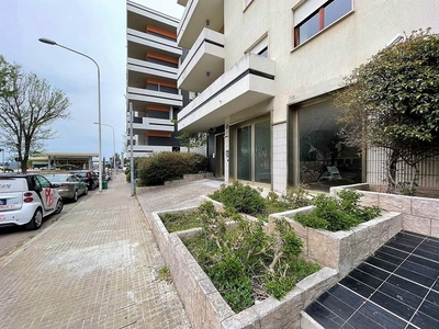 Immobile commerciale in Affitto a Sassari, 2'000€, 186 m²