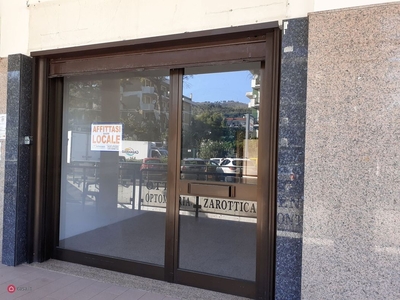 Negozio/Locale commerciale in Affitto in Via francesco petrarca a Caserta