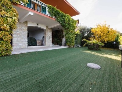 Spaziosa Villa a Torri del Benaco con piscina privata