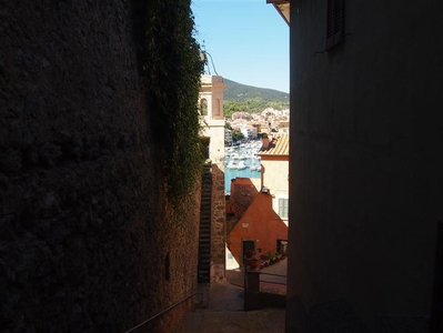 Occasione unica! Costruisci il tuo immobile nel borgo antico di Porto Ercole con vista mare