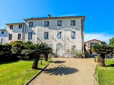 Villa di 1500 mq in vendita Lucca, Italia