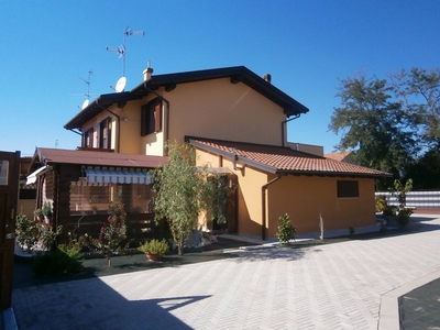 Villa in vendita a Mortara Pavia