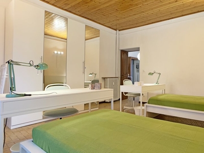 Ampia camera in appartamento con 2 camere da letto a Navigli, Milano