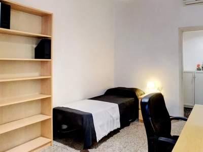 Ampia camera in appartamento con 2 camere da letto a Navigli, Milano