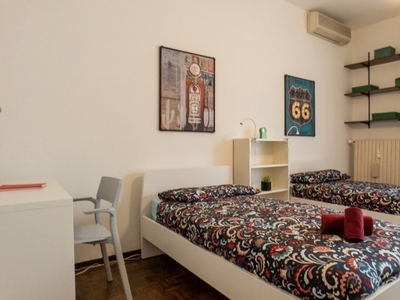 Ampia camera in appartamento con 4 camere da letto a Bicocca, Milano