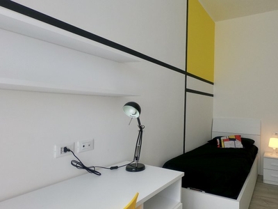 Camera arredata in appartamento con 5 camere da letto a Loreto, Milano