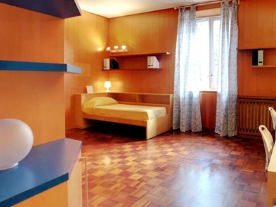 Camera condivisa in appartamento con 3 camere da letto a Navigli, Milano