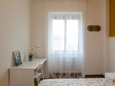 Camera in affitto in appartamento con 3 camere da letto a Precotto, Milano