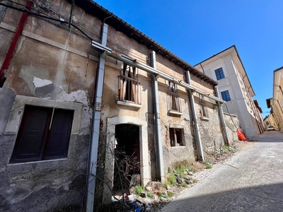 Casa indipendente con terrazzo, L'Aquila centro storico