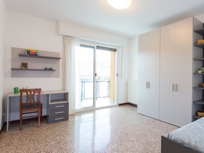 Letto in affitto in appartamento con 3 camere da letto a Milano