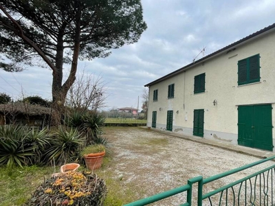 MONSUMMANO TERME CASA LIBERA SU 4 LATI CON TERRENO