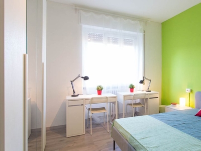 Posto letto in affitto in appartamento con 2 camere da letto a Milano