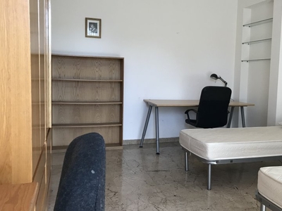 Spaziosa stanza condivisa in affitto in appartamento a Lodi, Milano