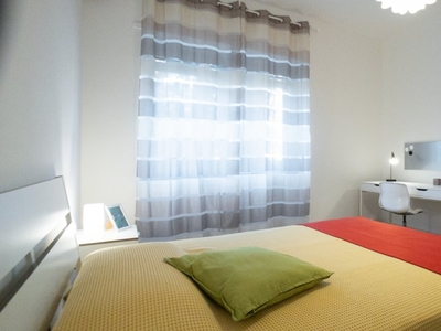 Stanza in affitto in appartamento con 3 camere da letto a Forze Armate, Milano