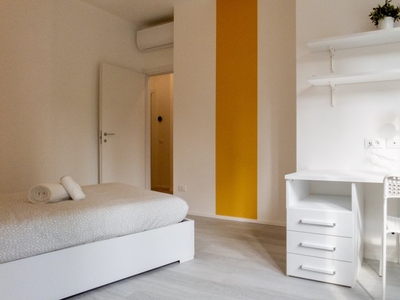 Stanza in affitto in appartamento con 4 camere da letto a Lambrate, Milano