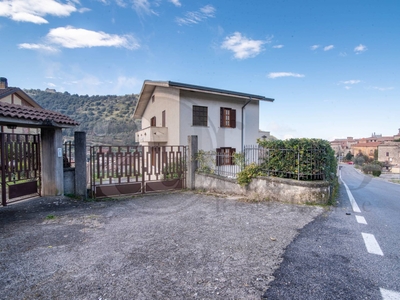 Villa con terrazzo a Colle San Magno