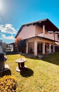villa indipendente in vendita a Caravate