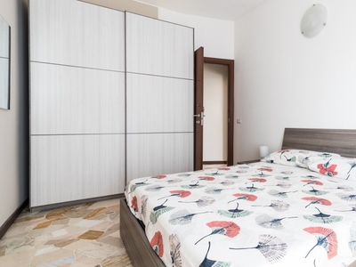 Accogliente camera in affitto in appartamento con 4 camere da letto a Bicocca