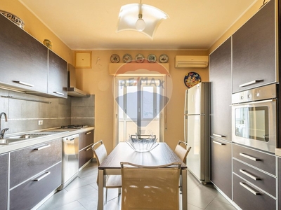 Appartamento in Affitto a Palermo, zona Fiera, 1'100€, 204 m²